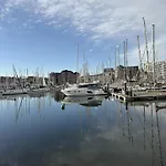 2 Bedroom Dreamy Apartment In Plymouth!