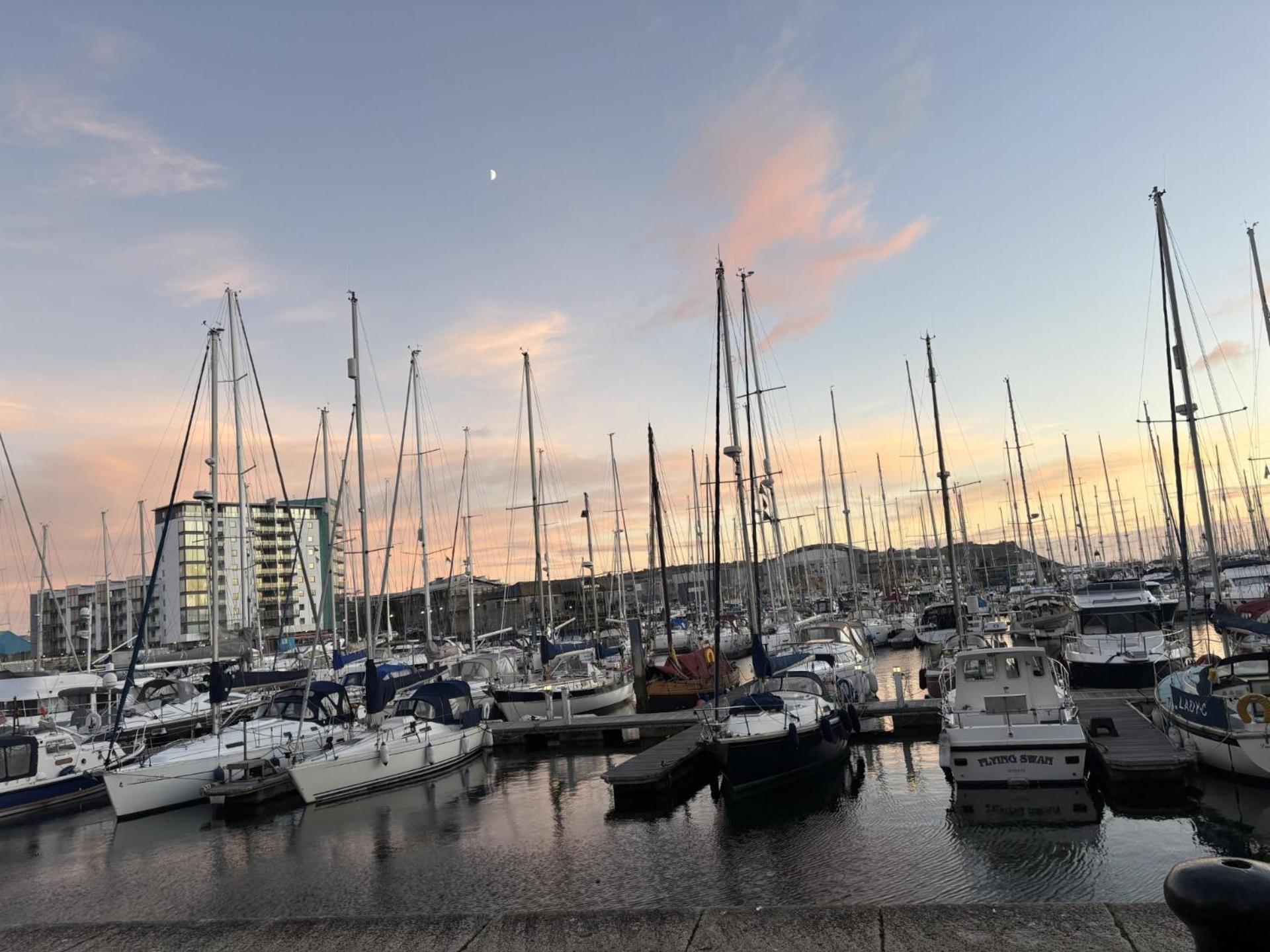 Apartment 2 Bedroom Dreamy In Plymouth! *